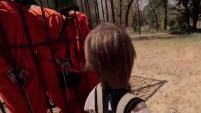 Video de Estado Islámico muestra cómo le enseñan a niños a ejecutar prisioneros