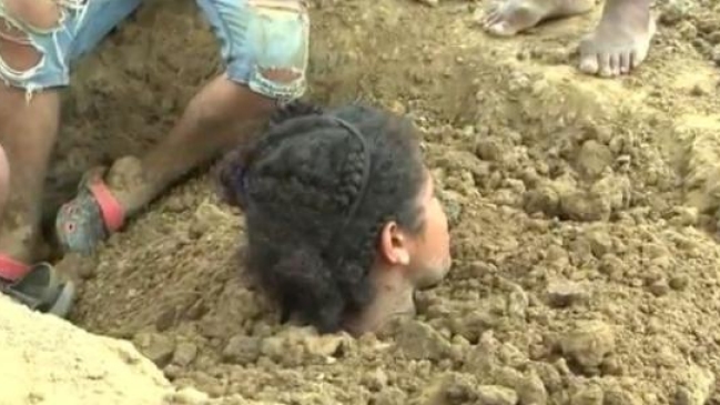 Mujer se entierra para quitarse 