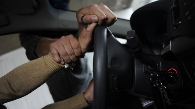 Delincuentes armados intimidaron a mujer para sustraer su vehículo