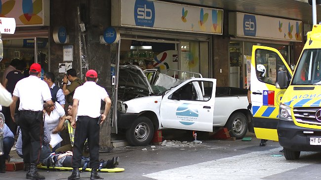 Confuso accidente: Camioneta chocó contra farmacia en el centro de Santiago