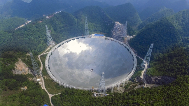 China pone en marcha el mayor radiotelescopio del mundo