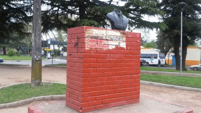 Desconocidos descabezaron busto de Jaime Guzmán en Los Ángeles