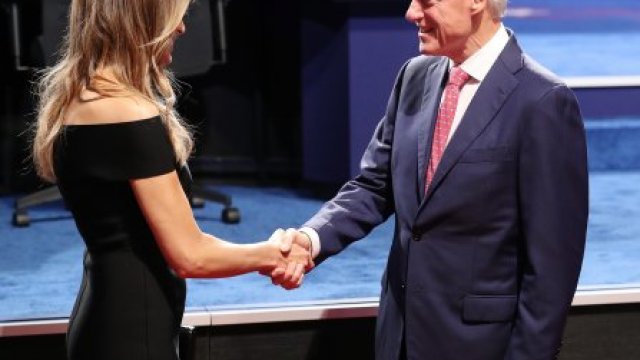 [Fotos] El frío saludo entre Bill Clinton y Melania Trump que acaparó ...