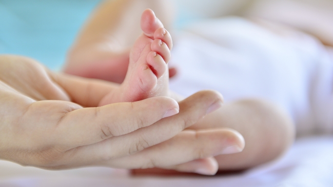 Nace el primer bebé del mundo con tres padres biológicos