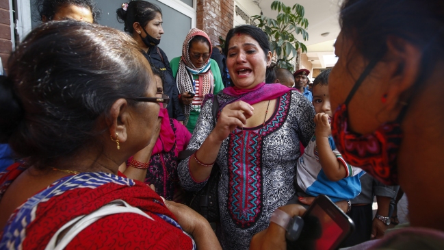 Al menos 19 personas murieron tras caer autobús por barranco en Nepal