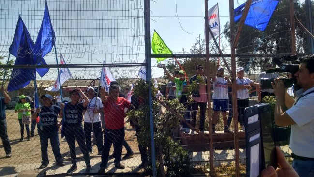Ex Presidente Lagos enfrentó a manifestantes en Lo Espejo