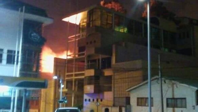 Bomberos trabaja para controlar incendio en centro de Talcahuano