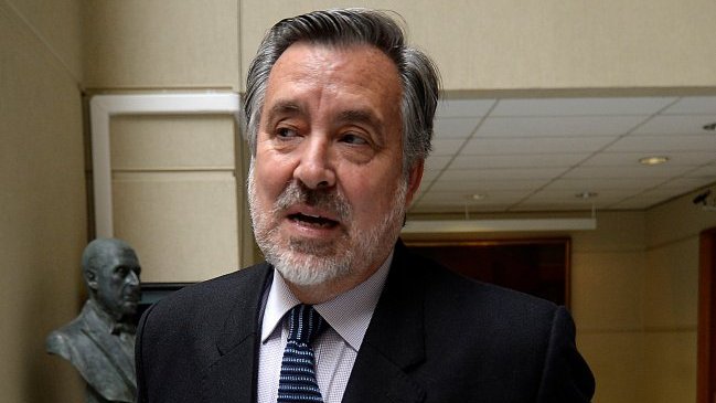 Alejandro Guillier le pone 