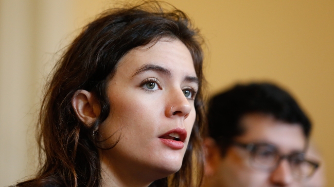 Camila Vallejo asiste al plebiscito para ratificar acuerdo por la paz en Colombia