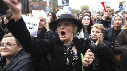   Mujeres de Bélgica y Polonia protestaron contra la abolición del aborto 