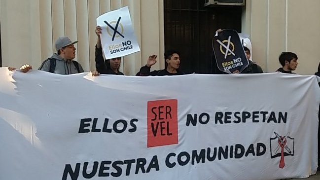 Estudiantes secundarios se tomaron dependencias del Servel en Santiago