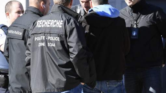 Presunto ataque terrorista contra policías y varias alertas de bomba causaron caos en Bruselas