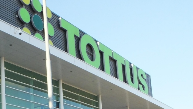 Condenan a Tottus a multa e indemnización por robo de auto desde estacionamiento