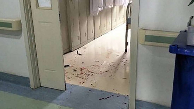 Padre apuñaló a un pediatra tras la muerte de su hija recién nacida