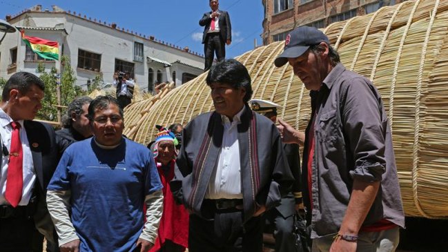 Morales apoya expedición que busca unir Chile y Australia en balsa de juncos