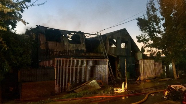 Incendio destruyó dos fábricas de muebles y viviendas en La Granja
