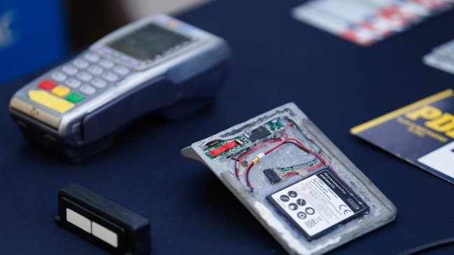 Cuatro personas fueron detenidas por clonación de tarjetas en un casino