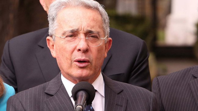 Uribe felicitó a Santos y lo emplazó a cambiar 