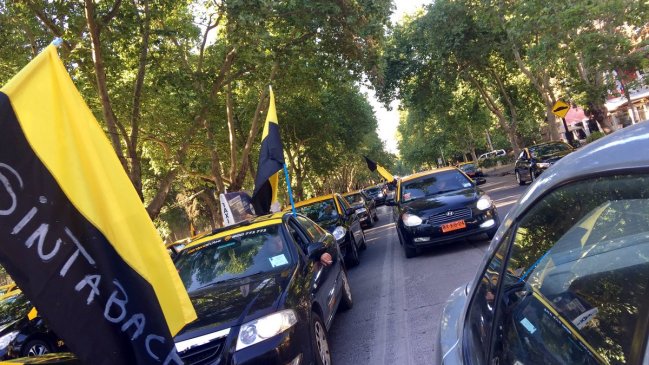Taxistas protestaron para pedir urgencia a proyecto que regula a Uber y Cabify