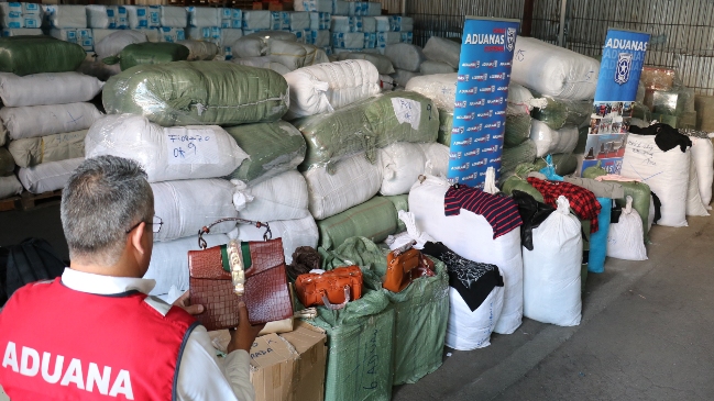 Aduana de Iquique incautó más de 90 millones de pesos en ropa y carteras falsas