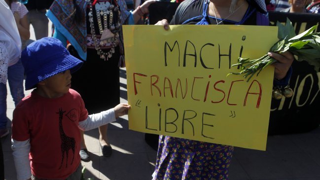 Realizan marcha en favor de la machi Francisca Linconao