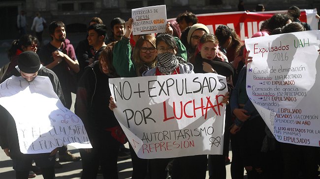 UAH: Estudiantes piden que el Mineduc intervenga contra expulsiones
