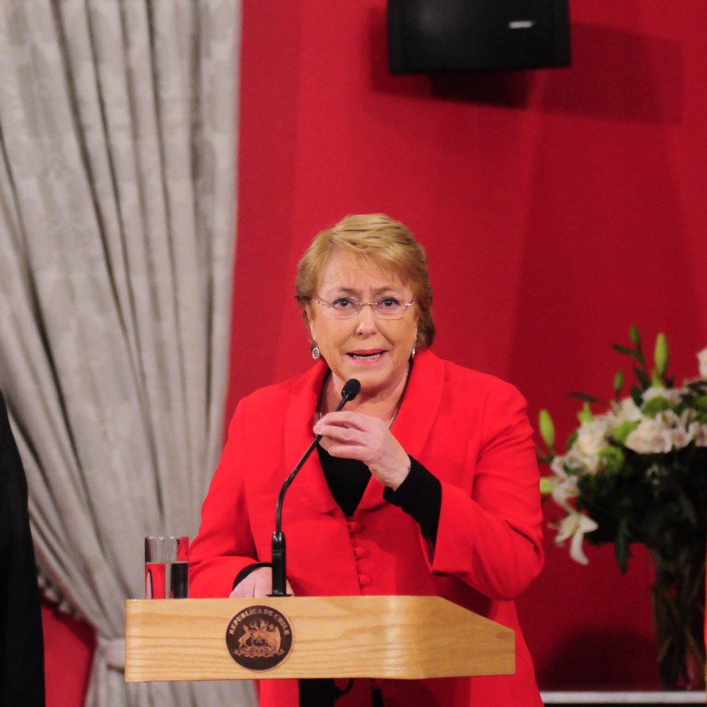 En redes, parlamentarios de la Nueva Mayoría criticaron cambio de gabinete de Bachelet