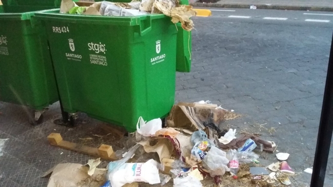 Acumulación de basura en el centro de Santiago por paro del sector público