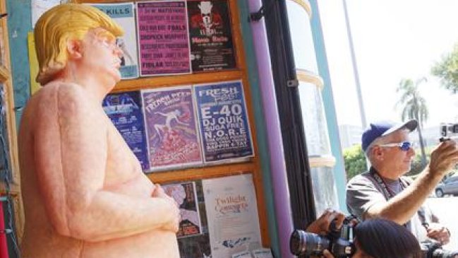 Subastan estatua de Donald Trump desnudo en más de 14 millones de pesos