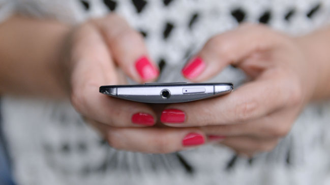 Jóvenes chilenos destinan 13 horas semanales a navegar por internet