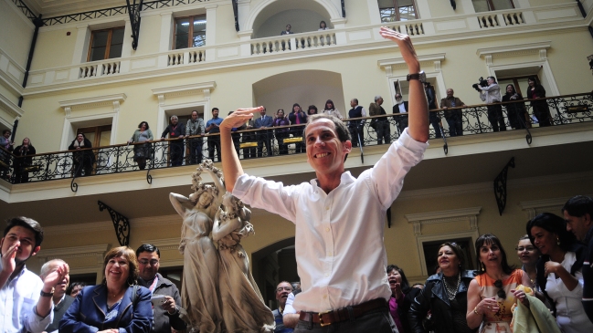 Alessandri promete que no habrá despidos masivos en Municipio de Santiago