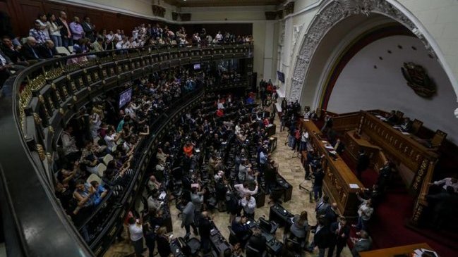 Parlamento venezolano aprobó iniciar proceso político a Maduro