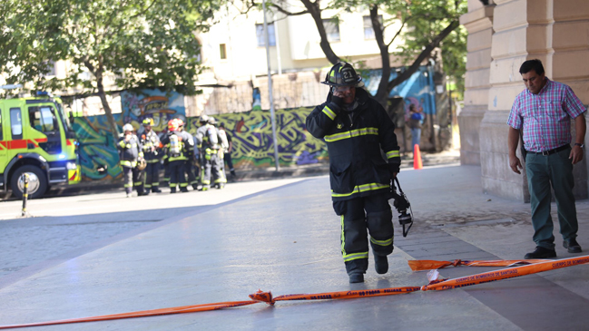 Fuga de gas obliga a evacuar la Feria del Libro en Santiago Centro