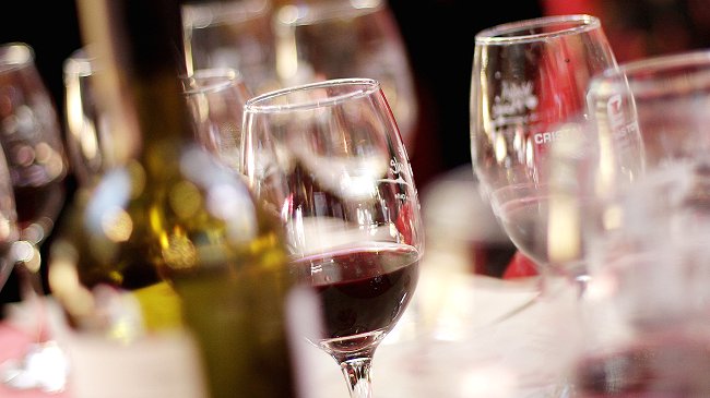 Gobierno ataca happy hours y barras libres para combatir el alcoholismo