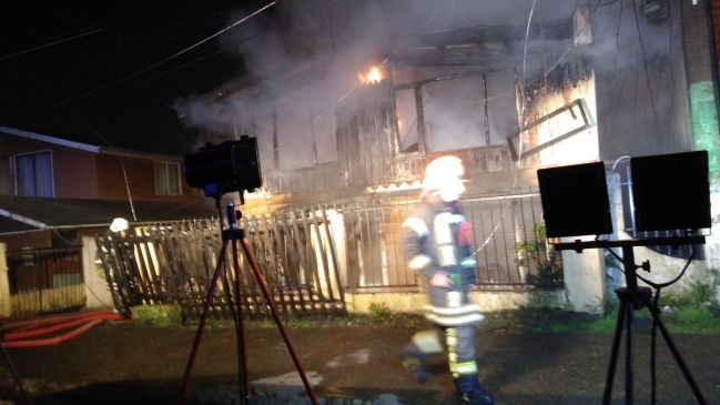 Un adulto mayor falleció en incendio que afectó a viviendas en Puerto Montt
