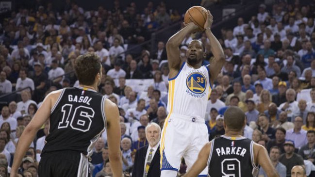 Kevin Durant y Stephen Curry lideraron el primer triunfo de Golden State Warriors en la NBA