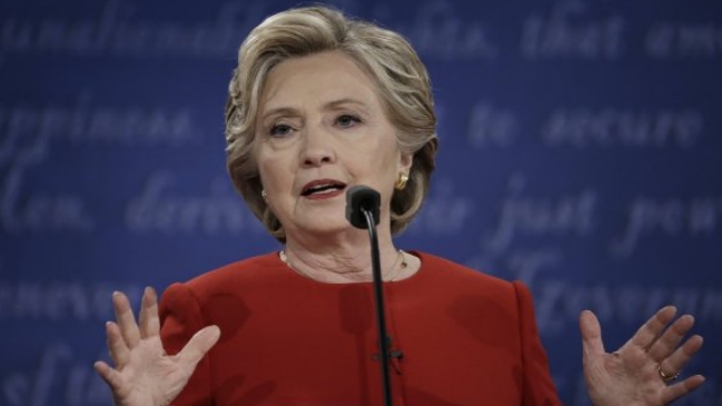 Campaña de Clinton cuestionó el proceder del director del FBI sobre correos