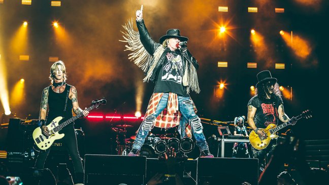 Regalo para sus fans: Guns N' Roses dejó escondidas uñetas en una plaza de la capital