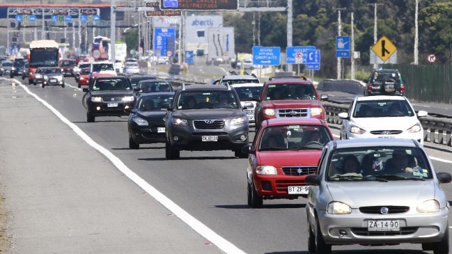  Más de 100 mil vehículos ya regresan a Santiago  
