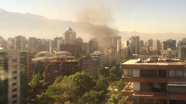 Incendio afecta a edificio de departamentos en Vitacura