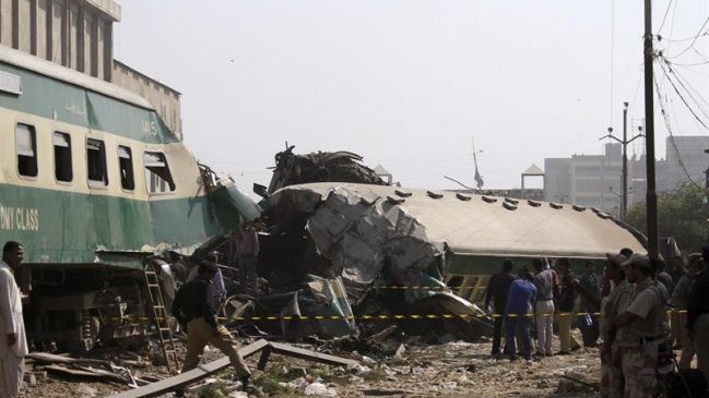 Choque de trenes dejó 14 muertos y 50 heridos en Pakistán