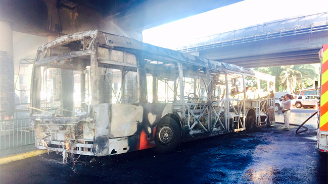 Dos buses del Transantiago fueron quemados: Anuncian acciones legales