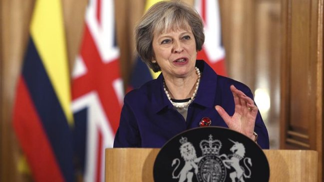 Theresa May se dispone a negociar un 