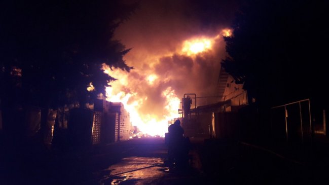 Más de 3.500 evacuados en Puerto Chacabuco por incendio con sustancias químicas