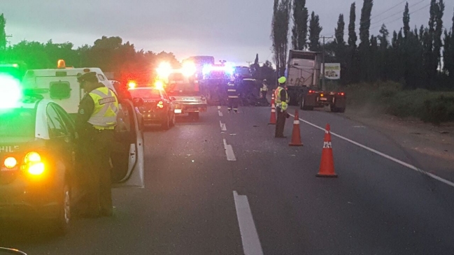 Un muerto dejó choque entre bus y vehículo menor en Ruta 5 Sur