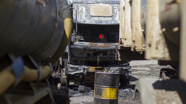 Encapuchados quemaron camión y atacaron furgón con trabajadores forestales en Tirúa