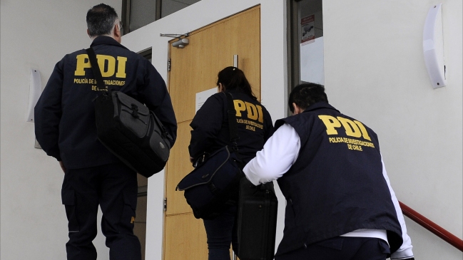 Mujer está en riesgo vital tras caer desde el cuarto piso de un edificio en Santiago