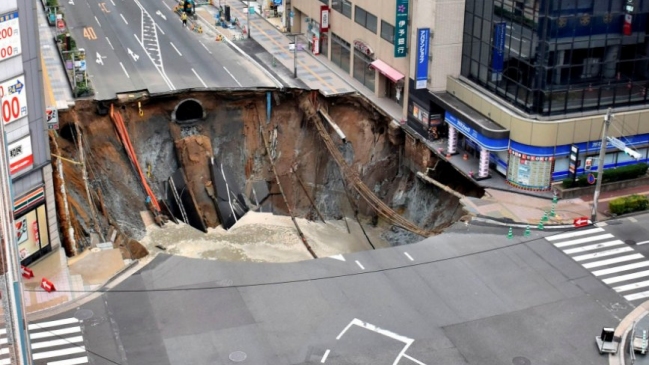 Enorme socavón provoca caos en ciudad japonesa