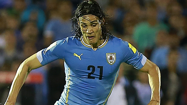 Edinson Cavani llegó a Uruguay en medio de la incertidumbre sobre su presencia ante Chile