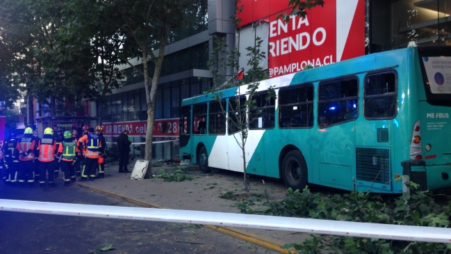 Bus del Transantiago se incrustó en un edificio en Providencia